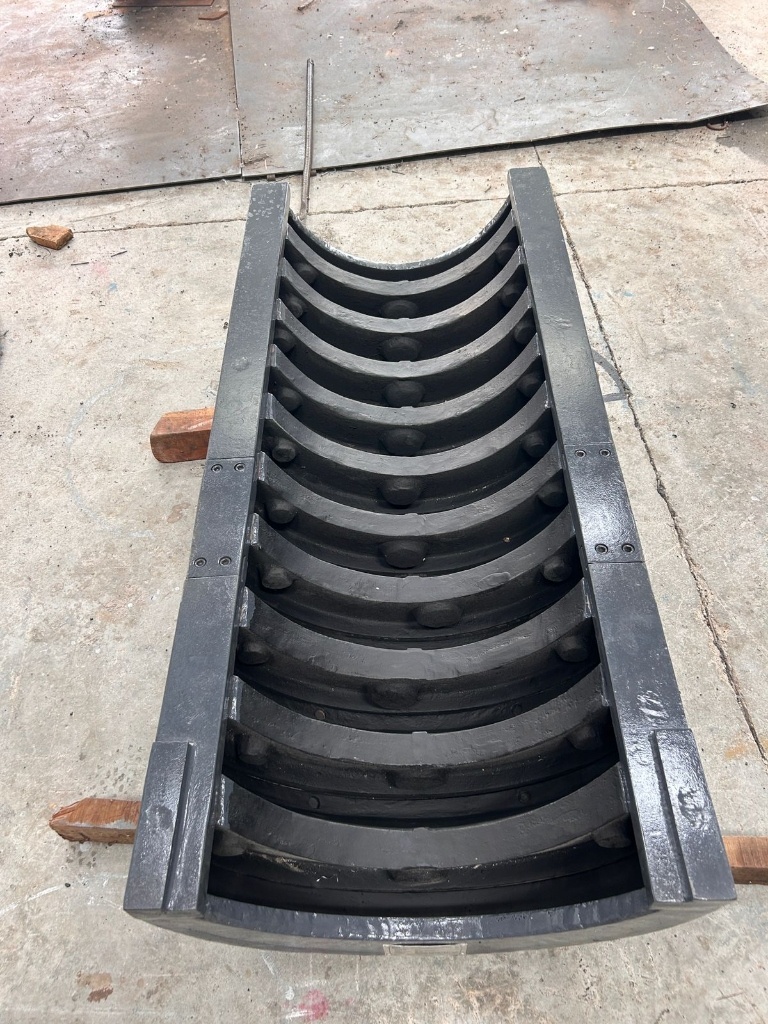 Internal segmented wear liner plates top view