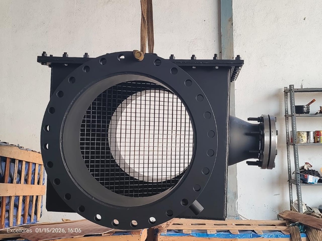 Pipeline gas filter strainer with mesh safety screen