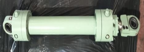 Green hydraulic cylinders aligned