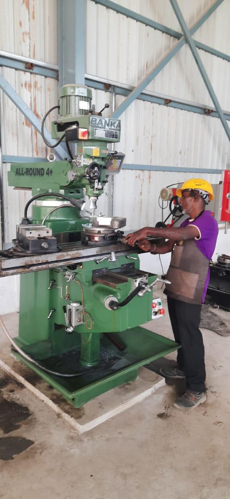 Precision vertical milling machine operation